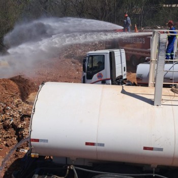 Defesa Civil mobiliza novos caminhões-pipa em força-tarefa para conter incêndio subterrâneo em Presidente Prudente